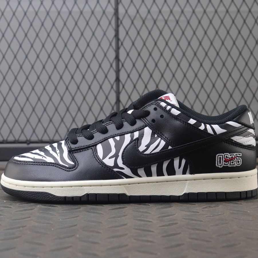 나이키 X 쿼터스낵스 SB 덩크 로우 지브라 DM3510-001
