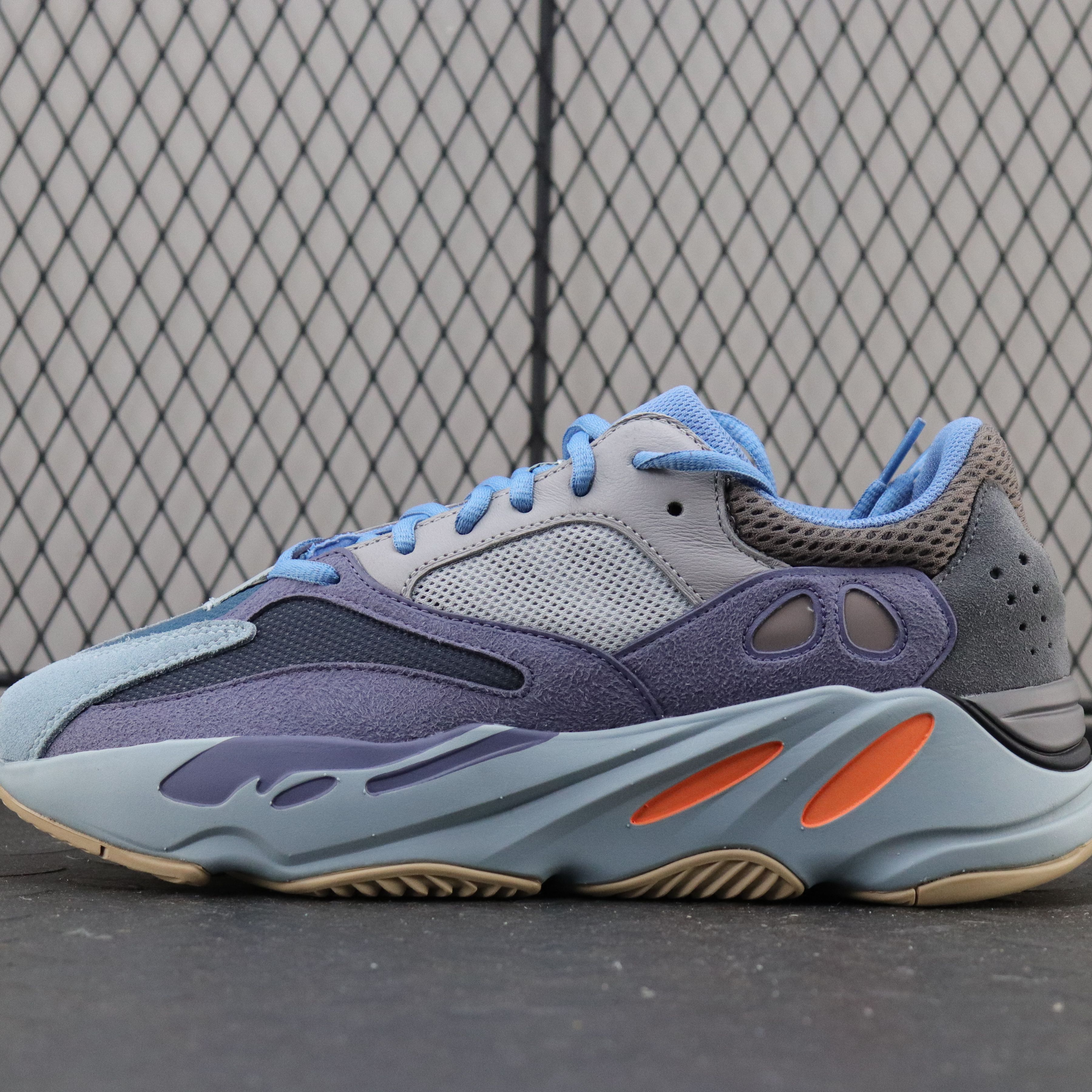 아디다스 이지부스트 700 카본 블루