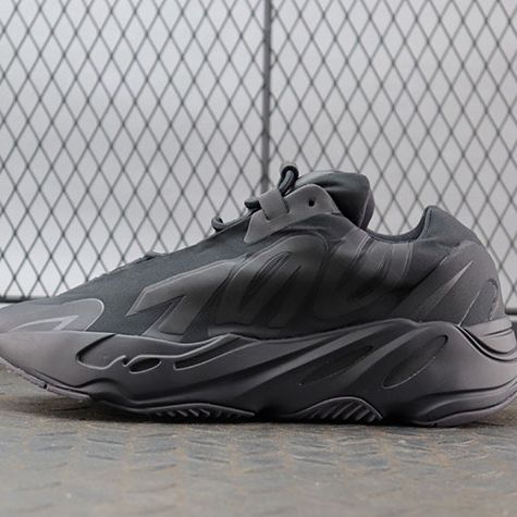 아디다스 이지부스트 700 트리플 블랙