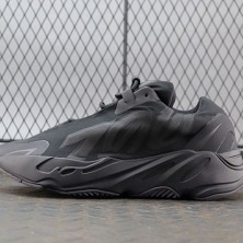 아디다스 이지부스트 700 트리플 블랙