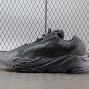 아디다스 이지부스트 700 트리플 블랙