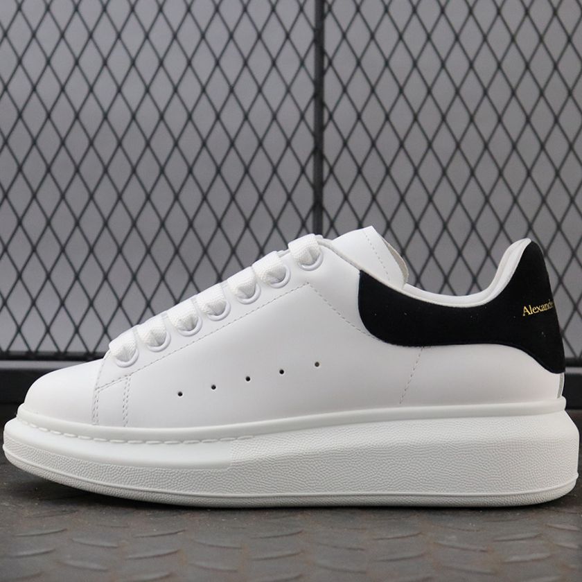 알렉산더 맥퀸 오버솔 스니커즈 화이트 스웨이드 블랙