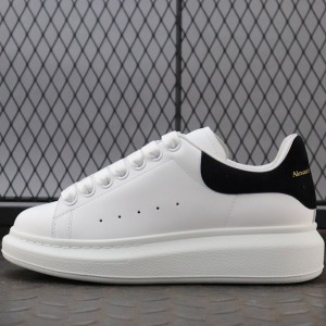 알렉산더 맥퀸 오버솔 스니커즈 화이트 스웨이드 블랙