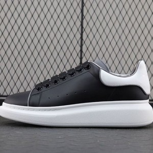 알렉산더 맥퀸 오버솔 스니커즈 블랙 화이트