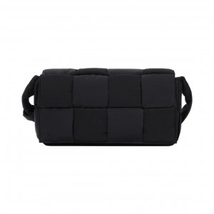 628951 보테가베네타 패디드 테크 카세트백